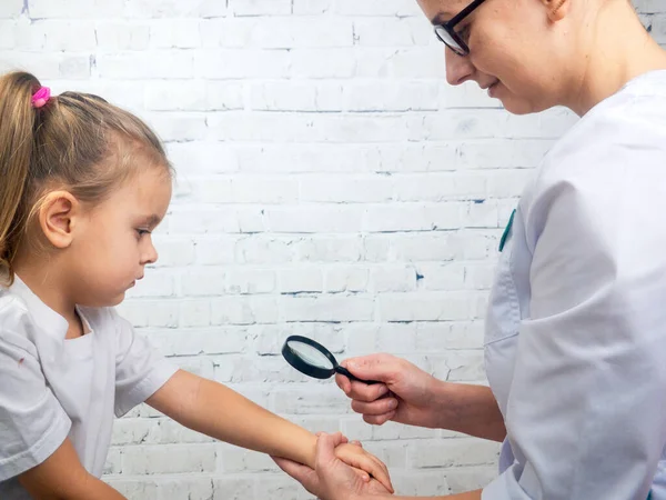 Dermatologo check-up mano della bambina nel gabinetto — Foto Stock