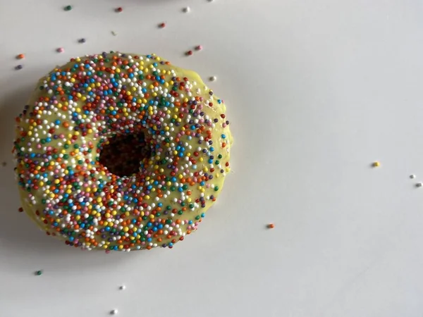 Sprinkles χειροποίητα ντόνατς από πολύχρωμα γλυκά — Φωτογραφία Αρχείου