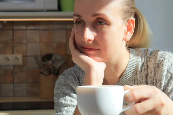 Visage de femme buvant du café tôt le matin sur la cuisine, vue rapprochée — Photo