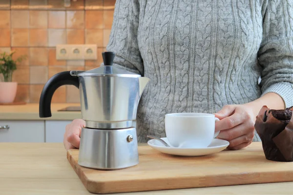 Mulher preparando café para o café da manhã e derramando-o na xícara — Fotografia de Stock