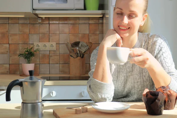 Woman drinking coffee early morning on the kitchen — Stock Photo, Image