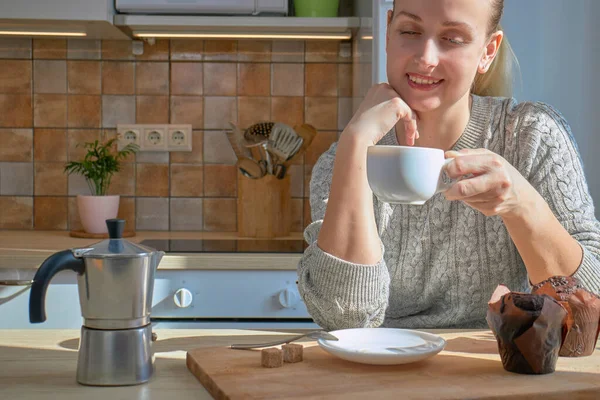 Woman drinking coffee early morning on the kitchen — Stock Photo, Image