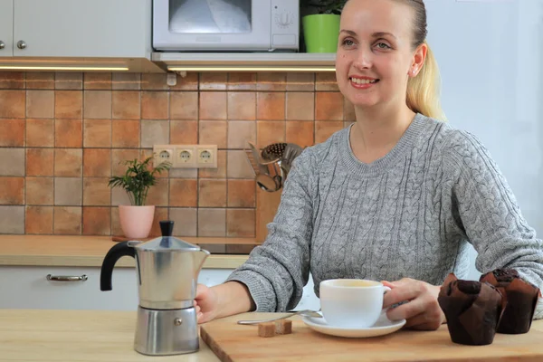 Женщина пьет кофе рано утром на кухне — стоковое фото