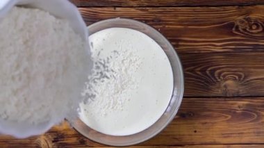 Hindistan cevizi talaşı hamurla birlikte kaseye düşüyor.