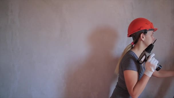Frau im Helm versucht mit Schraubenzieher Reparatur — Stockvideo