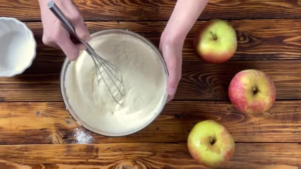 El proceso de preparación de la masa para el pastel de manzana — Vídeos de Stock