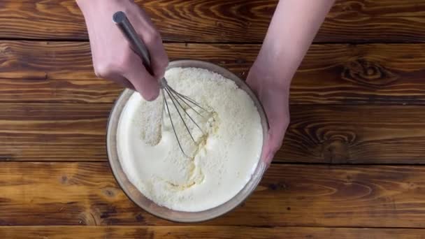 Процесс приготовления теста для яблочного пирога — стоковое видео