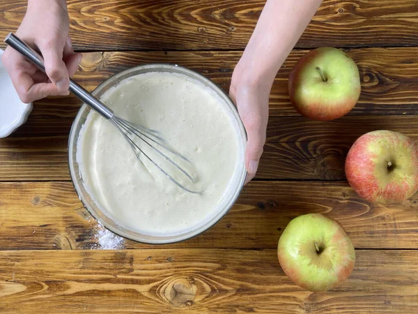 사과 파이를 만드는 반죽 과정 — 스톡 사진