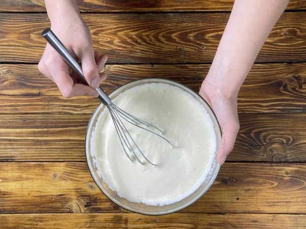 El proceso de preparación de la masa para el pastel de manzana — Foto de Stock