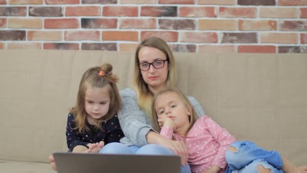 Mutter mit traurigen Töchtern schaut zu Hause in Laptop — Stockvideo