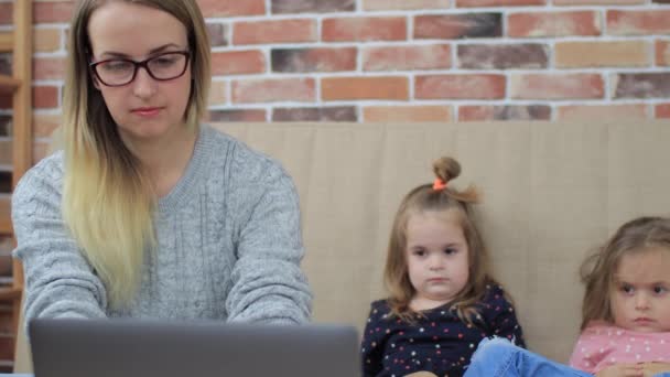 Mutter mit traurigen Töchtern schaut zu Hause in Laptop — Stockvideo