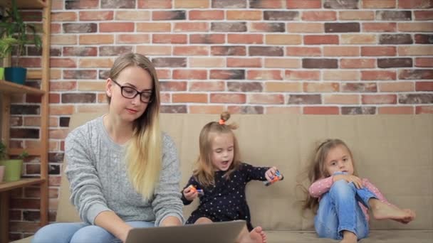 Μητέρα με λυπημένες κόρες ψάχνει στο φορητό υπολογιστή στο σπίτι — Αρχείο Βίντεο