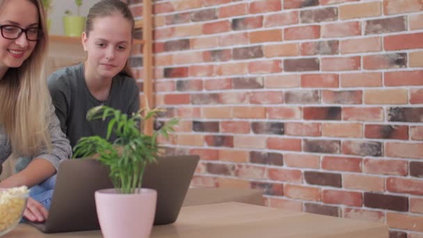 Mère et fille assises sur le canapé ensemble et regardant le cours d'apprentissage — Video