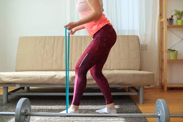Uma mulher tentando perder peso em casa com treinamento — Fotografia de Stock