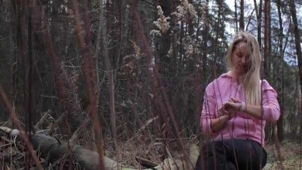 Frau sucht Kompass auf Smartwatch im Wald — Stockvideo