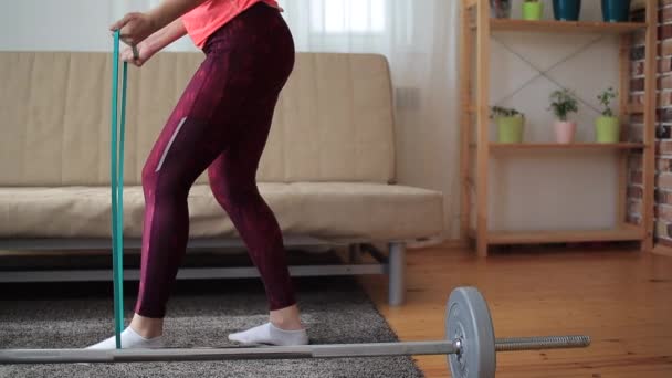 Μια γυναίκα που προσπαθεί να χάσει βάρος στο σπίτι με την προπόνηση — Αρχείο Βίντεο