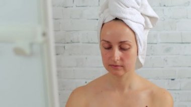 Yüzüne altın hidrojen maskesi takan kadın.