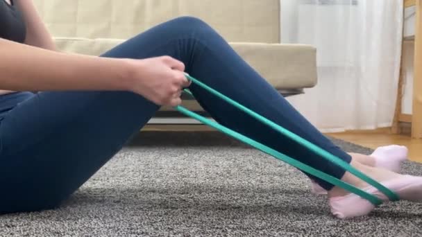 Ung tonåring flicka gör fitness hemma — Stockvideo