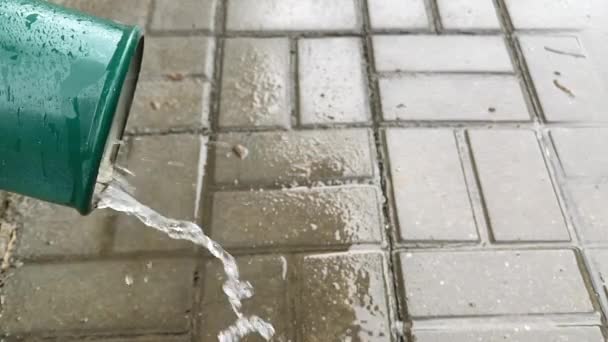 L'écoulement de l'eau des trombes pendant une forte pluie — Video