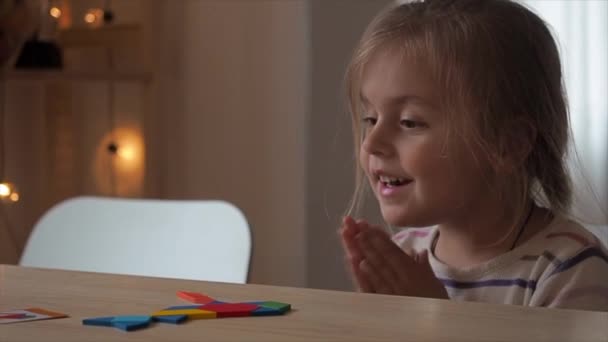 Küçük kız mozaikten bir figür yap — Stok video