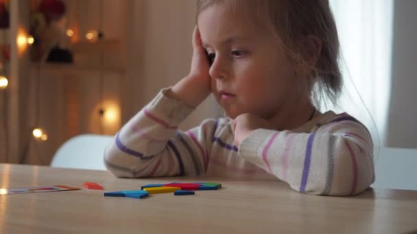 Bebê menina fazer uma figura de mosaico — Vídeo de Stock