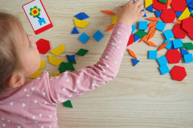 İnşaatçıyla oynayan sevimli küçük kız.