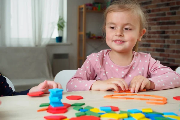 Linda niña jugando con constructor — Foto de Stock