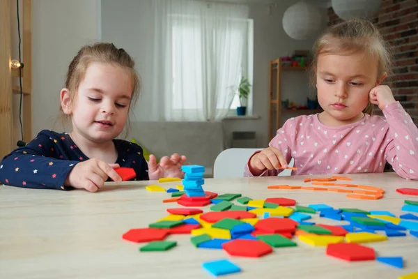 Lindas niñas jugando con constructor — Foto de Stock