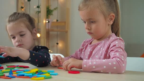 Niedliche kleine Mädchen spielen mit Konstrukteur — Stockvideo