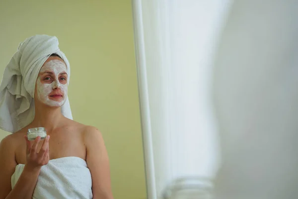 Vrouw na badkamer aanbrengen spa masker op haar gezicht — Stockfoto