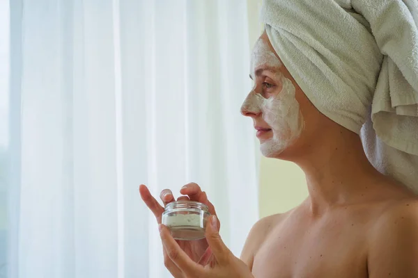 Wanita setelah kamar mandi menerapkan masker spa di wajahnya — Stok Foto