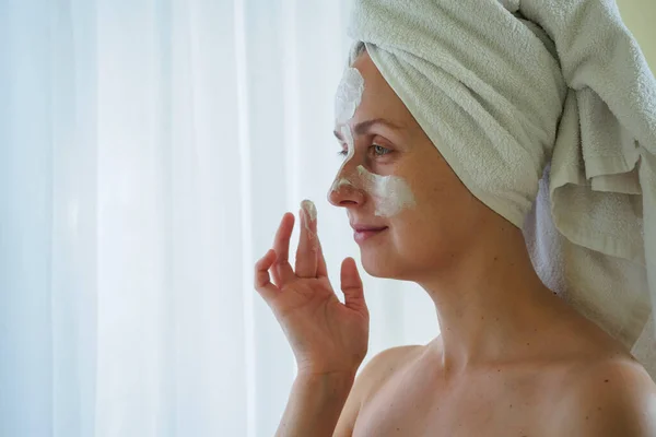 Wanita setelah kamar mandi menerapkan masker spa di wajahnya — Stok Foto