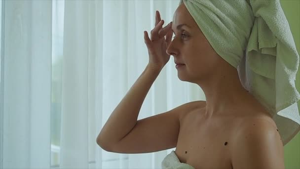 Donna dopo bagno applicare maschera spa sul suo viso — Video Stock