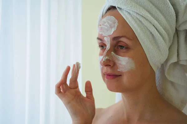 Wanita setelah kamar mandi menerapkan masker spa di wajahnya — Stok Foto