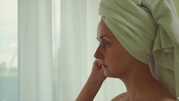 Wanita setelah mandi membuat prosedur kosmetologi — Stok Video