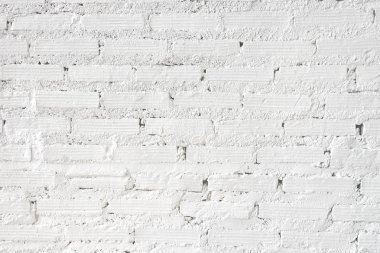 Çatı katına yakın beyaz tuğla duvar.