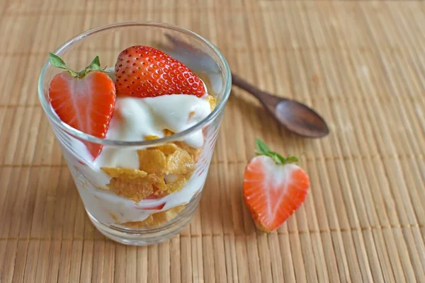 健康的早餐酸奶和玻璃杯中的水果 — 图库照片