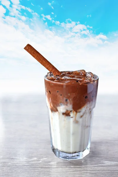 Refrescante Concepto Bebida Verano Vaso Cacao Hielo Con Fondo Cielo —  Fotos de Stock