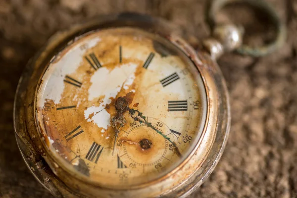 Reloj de bolsillo roto plata antigua . — Foto de Stock