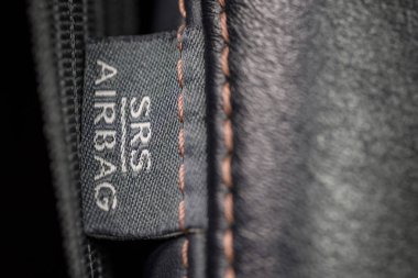 Hava yastığı etiket araç deri koltuk kenarında. 