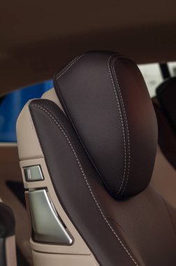 Modern araba iç detay. Deri koltuklar. 