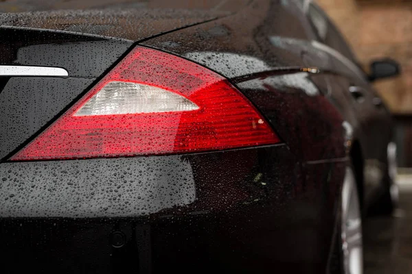 Rücklicht Auto mit Wassertropfen. — Stockfoto