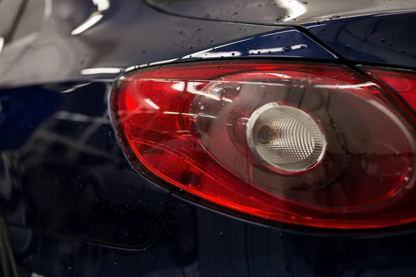 Cauda carro leve com gotas de água . — Fotografia de Stock