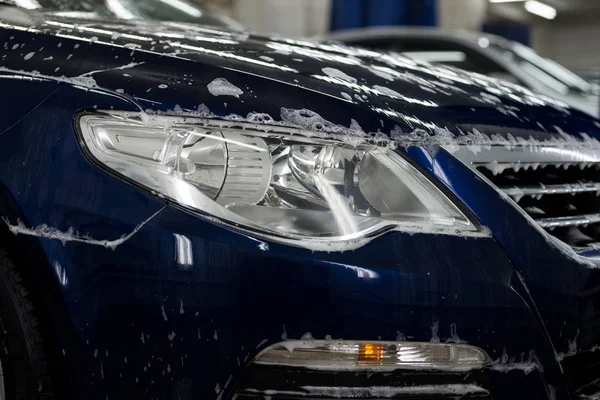 Lavado de coches con jabón . — Foto de Stock