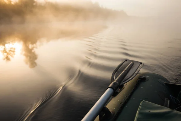 Vissersboot bij zonsopgang. — Stockfoto