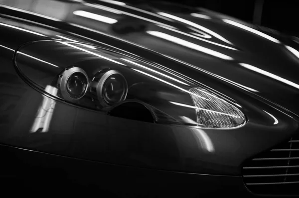 Nouveaux phares de voiture de sport . — Photo