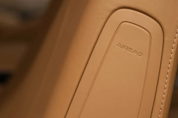 Slovo "Airbag" napsáno na kožené autosedačky. — Stock fotografie