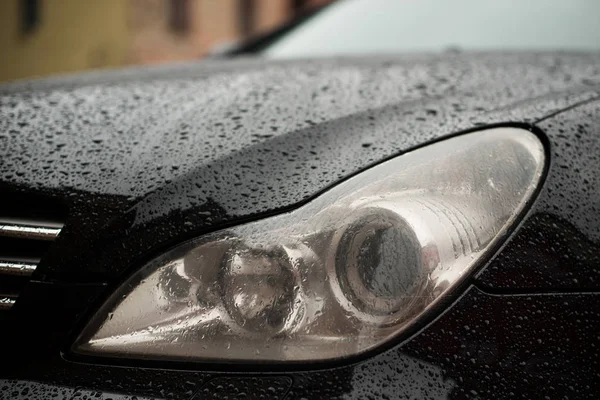 Bilstrålkastare med regndroppar. — Stockfoto