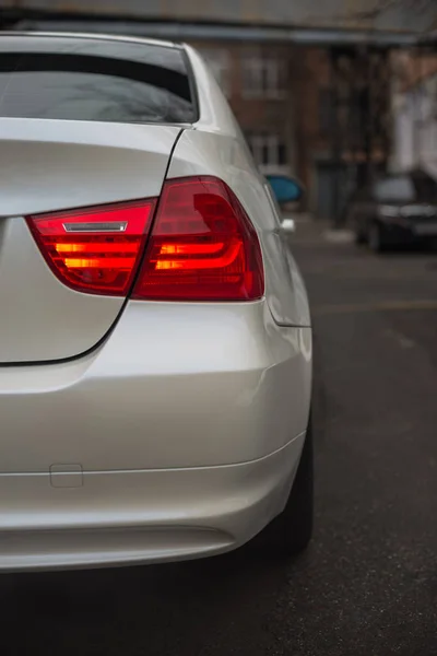 Detalhe da luz traseira de um carro branco . — Fotografia de Stock