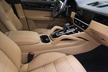 Yeni modern araba içeride..